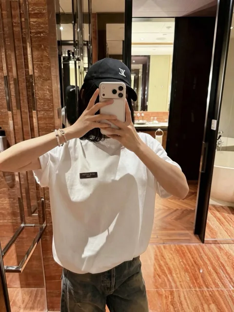 루이비통 시그니처 반팔 티셔츠 1AK7GN