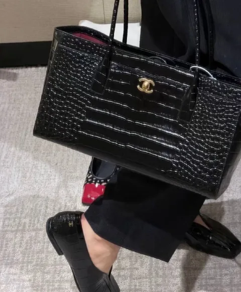 샤넬 크로커다일 카프스킨 골드 메탈 스몰 쇼핑백 AS6243B24144U8385