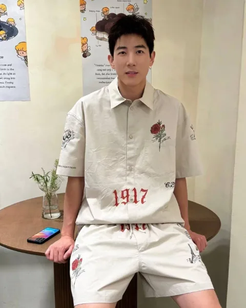 발렌시아가 남성 타투 미디엄 핏 티셔츠 베이지 814263580