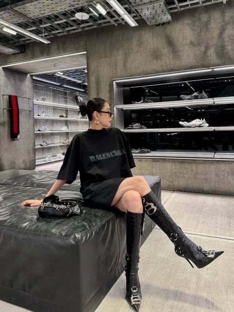 발렌시아가 스텐실 타입 미디움 핏 반팔 티셔츠 764235TQVA31750