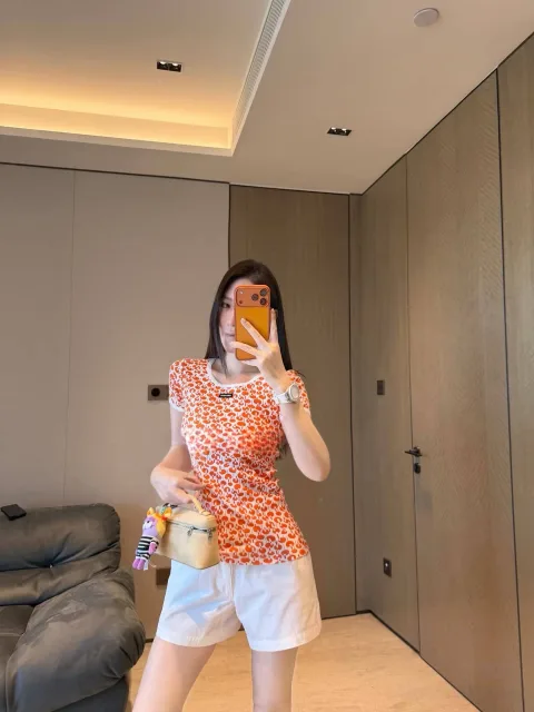 미우미우 코튼 반팔 티셔츠 MJNA37_19UX_F0KI7_S_OOO