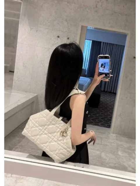 디올 매크로까나쥬 카프스킨 뚜주흐 백 미디엄 M2821OSNW_M030